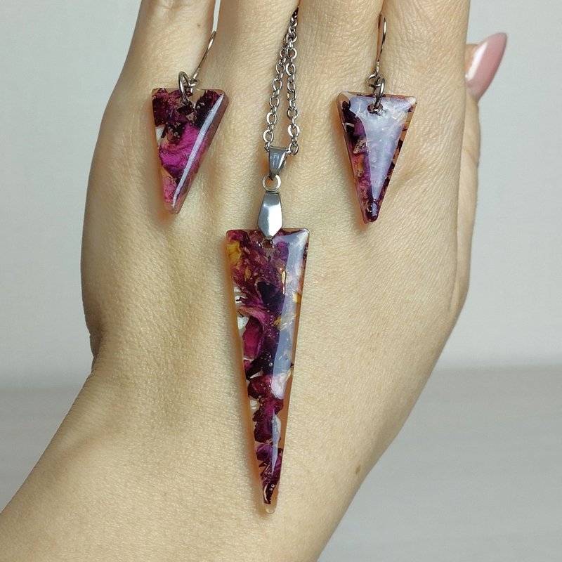 一套手工制作的树脂首饰。三角形耳环和项链配干花 - 其他 - 树脂 红色