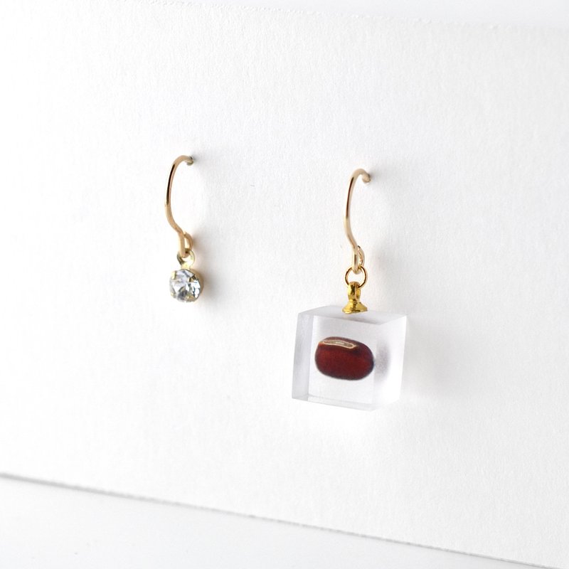 Azuki and crystal glass earrings 14kgf red bean/resin/Japan design - 耳环/耳夹 - 树脂 咖啡色