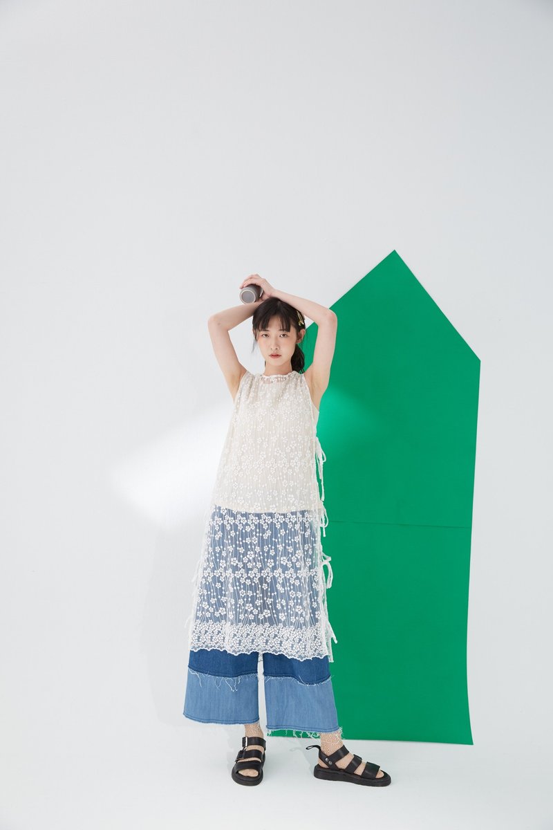 碎花蕾丝侧边绑带罩衫 - 洋装/连衣裙 - 棉．麻 白色