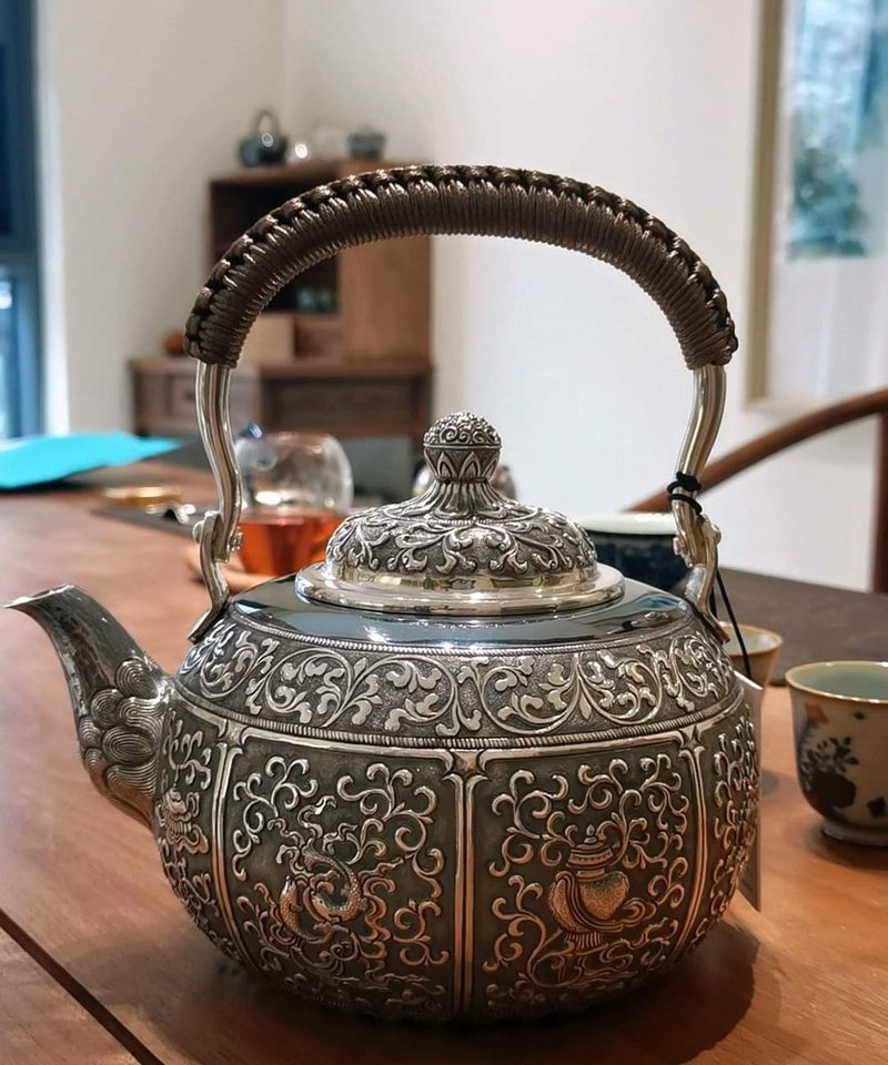 尚幀品大師系列 寸彥同大師手造 足銀藏八寶銀壺 1100cc - 茶具/茶杯 - 纯银 
