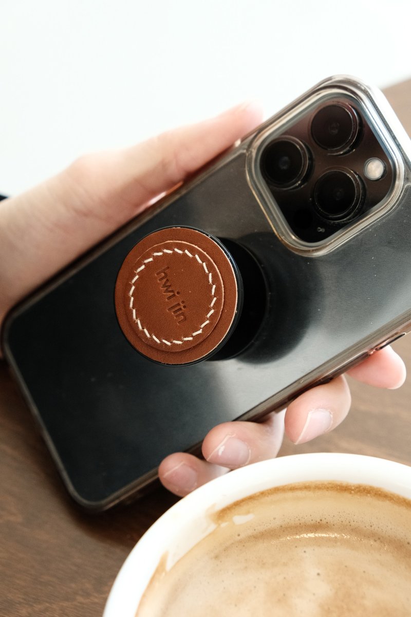 【韩国革工作坊】 皮革首字母POP Grip 真皮POPSOCKET Hand Holder 免刻字 - 手机配件 - 真皮 