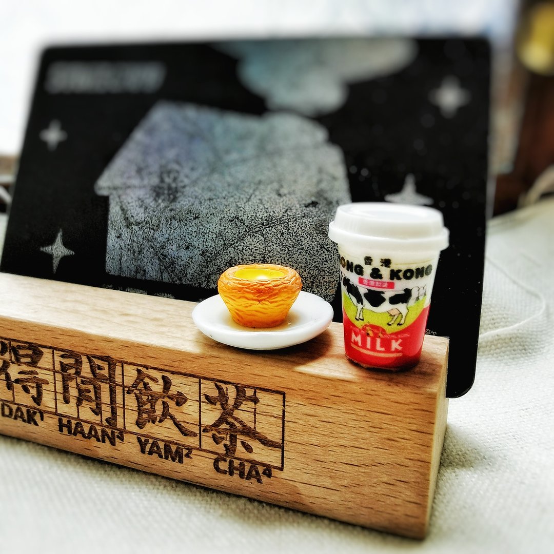 【原创港式手作/送礼首选】微缩仿真港式面包-木制雕刻卡片座 - 名片架/名片座 - 木头 咖啡色