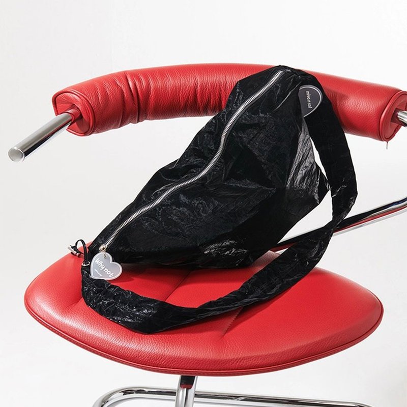 Miyansol韩国爱心皱皱斜背包-午夜墨 轻量大容量设计款 - 侧背包/斜挎包 - 纸 黑色