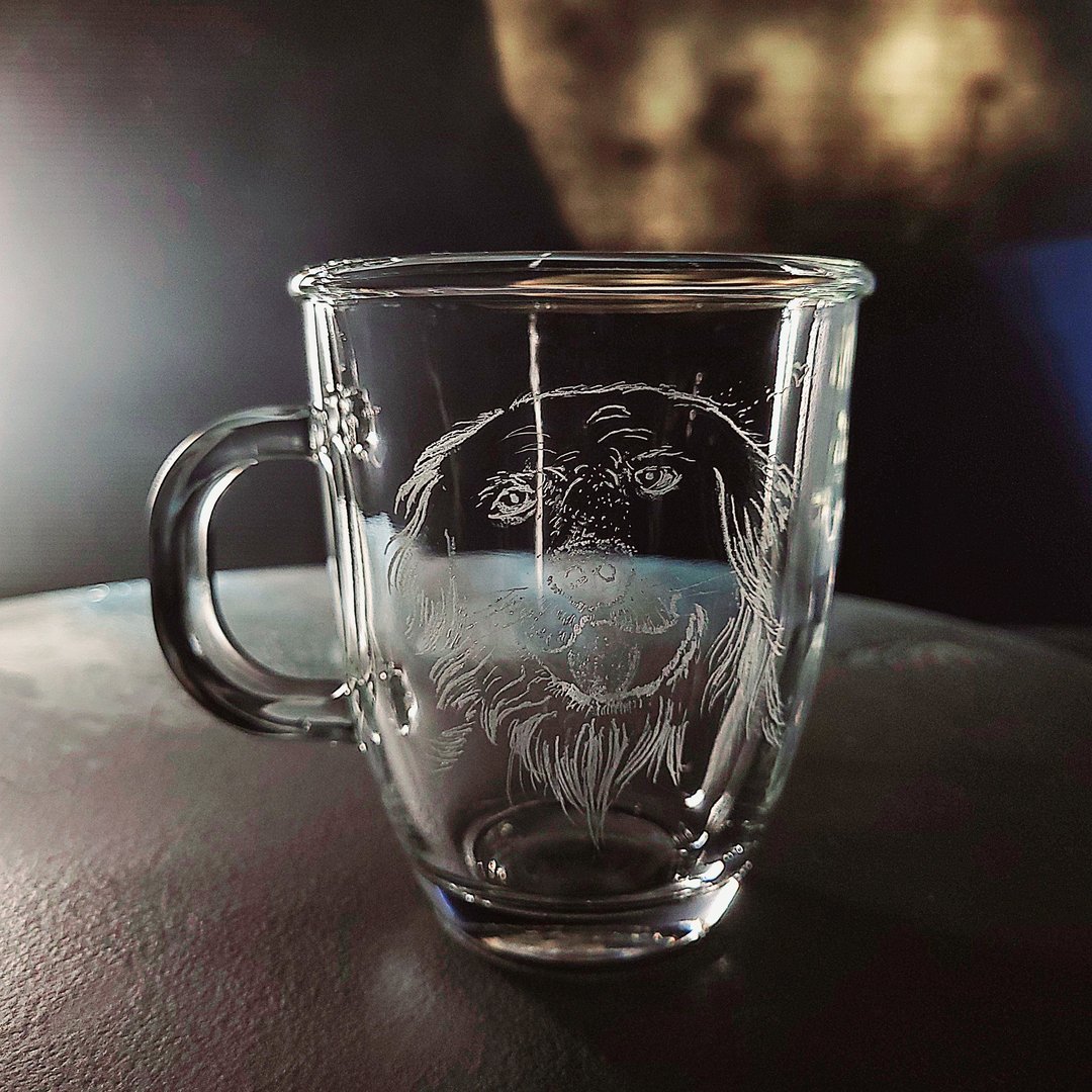 【手作】定制化毛孩玻璃杯 狗狗速写雕刻 带把拿铁马克杯 纪念杯 - 玻璃杯 - 玻璃 透明