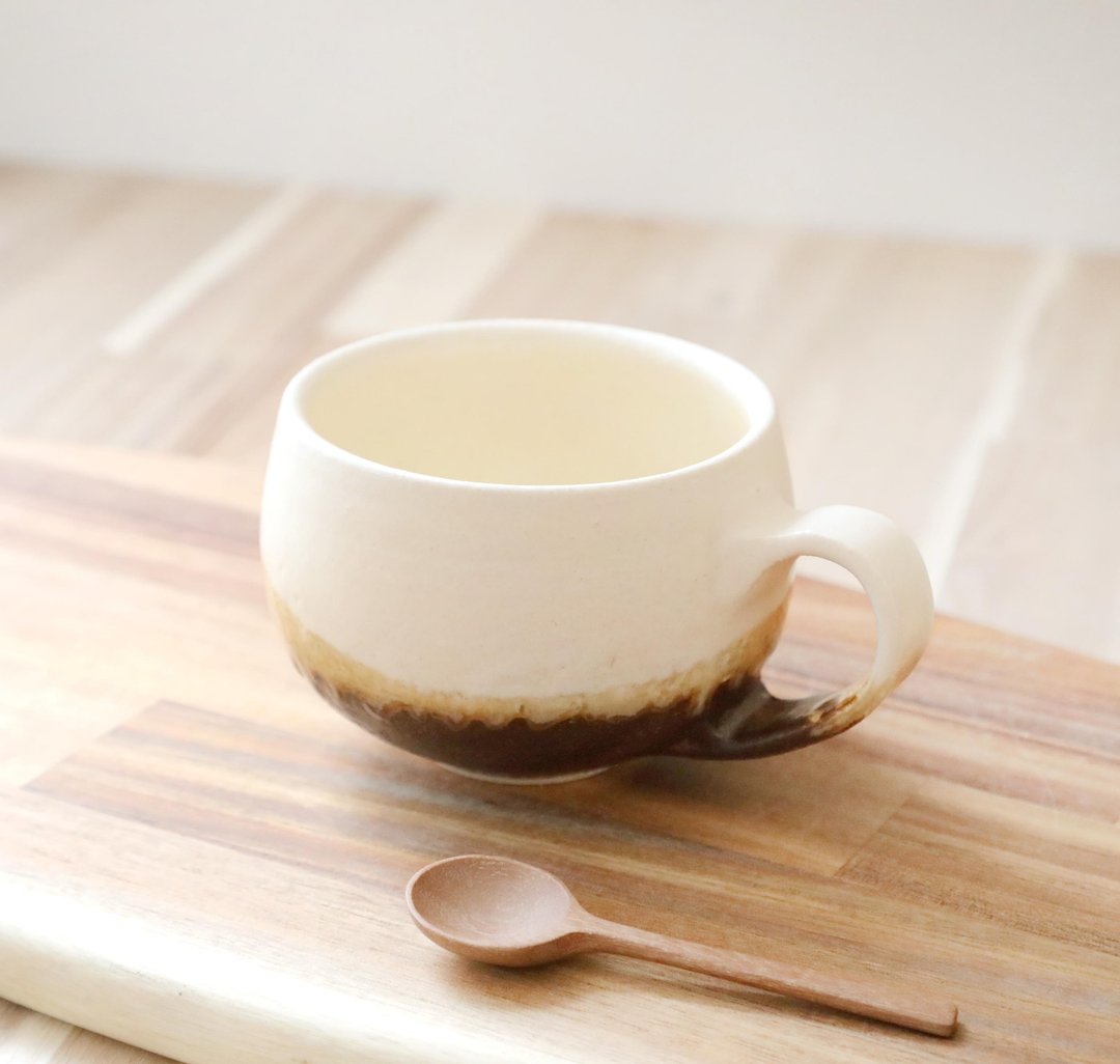 雾面釉与焦茶色的圆润马克杯 - 咖啡杯/马克杯 - 陶 咖啡色