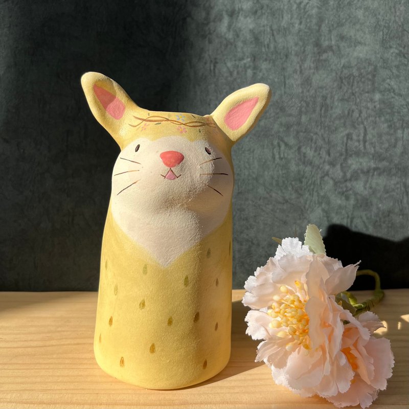 A Lu 兔兔陶花器/摆饰/礼物/手作手绘 原创仅此一件 - 花瓶/陶器 - 陶 多色