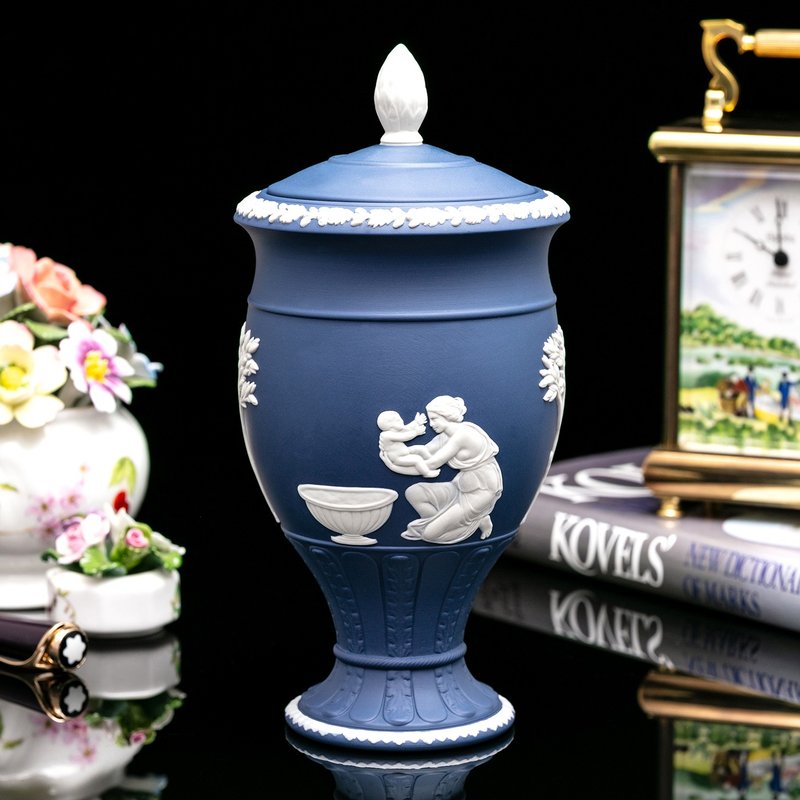 稀有英国制 Wedgwood 母爱波特兰碧玉浮雕 陶瓷带盖花瓶 花器 - 花瓶/陶器 - 瓷 