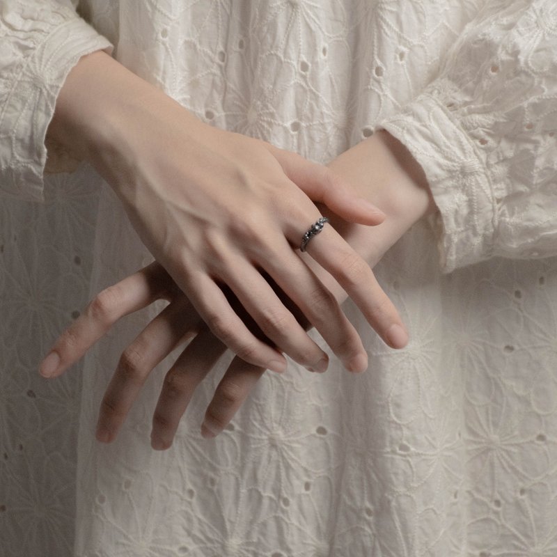 累 Fruitful I 【丛】戒指 - 染黑 - 戒指 - 纯银 黑色