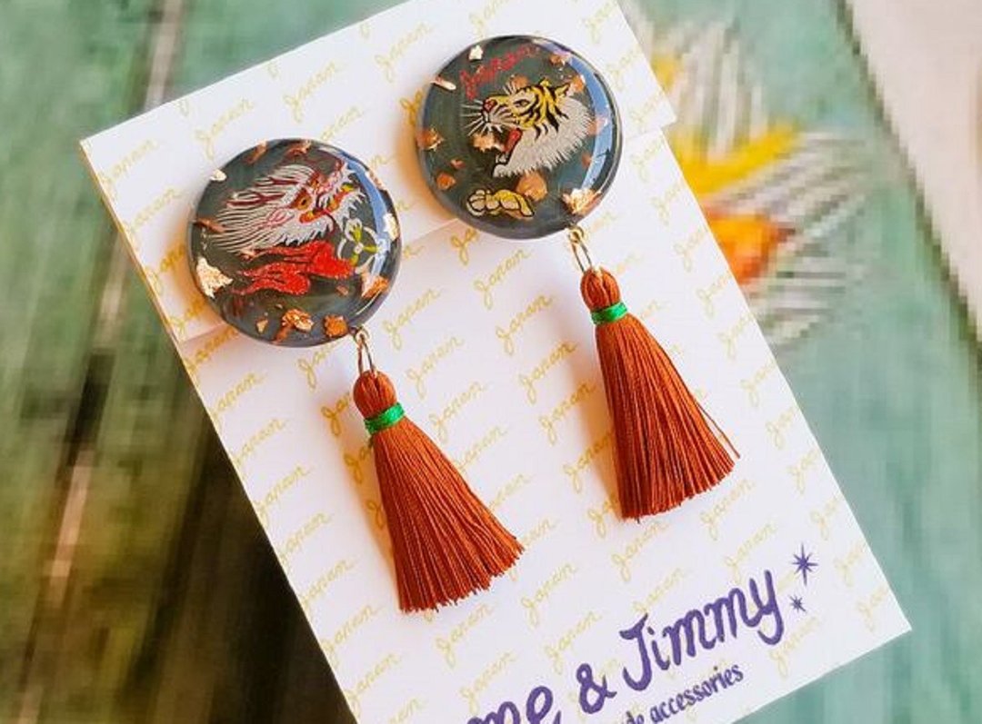 Tiger and Dragon Tassel Earrings / Clip-On[Khaki Gray x Copper] - 耳环/耳夹 - 树脂 灰色