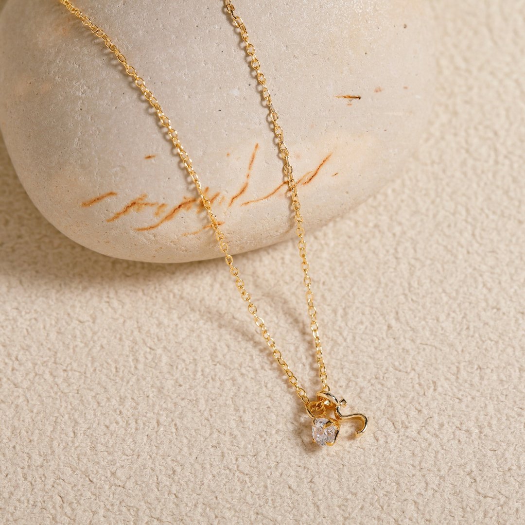 petit-initial necklace 【S】 无镍项链 小巧字母造型坠饰项链 - 锁骨链 - 其他金属 金色