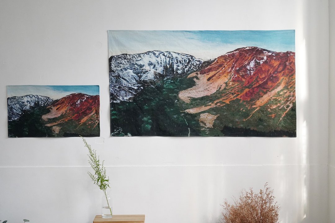 台湾山挂布 - 雪山圈谷 144x83 cm / 70x40 cm - 海报/装饰画/版画 - 棉 红色