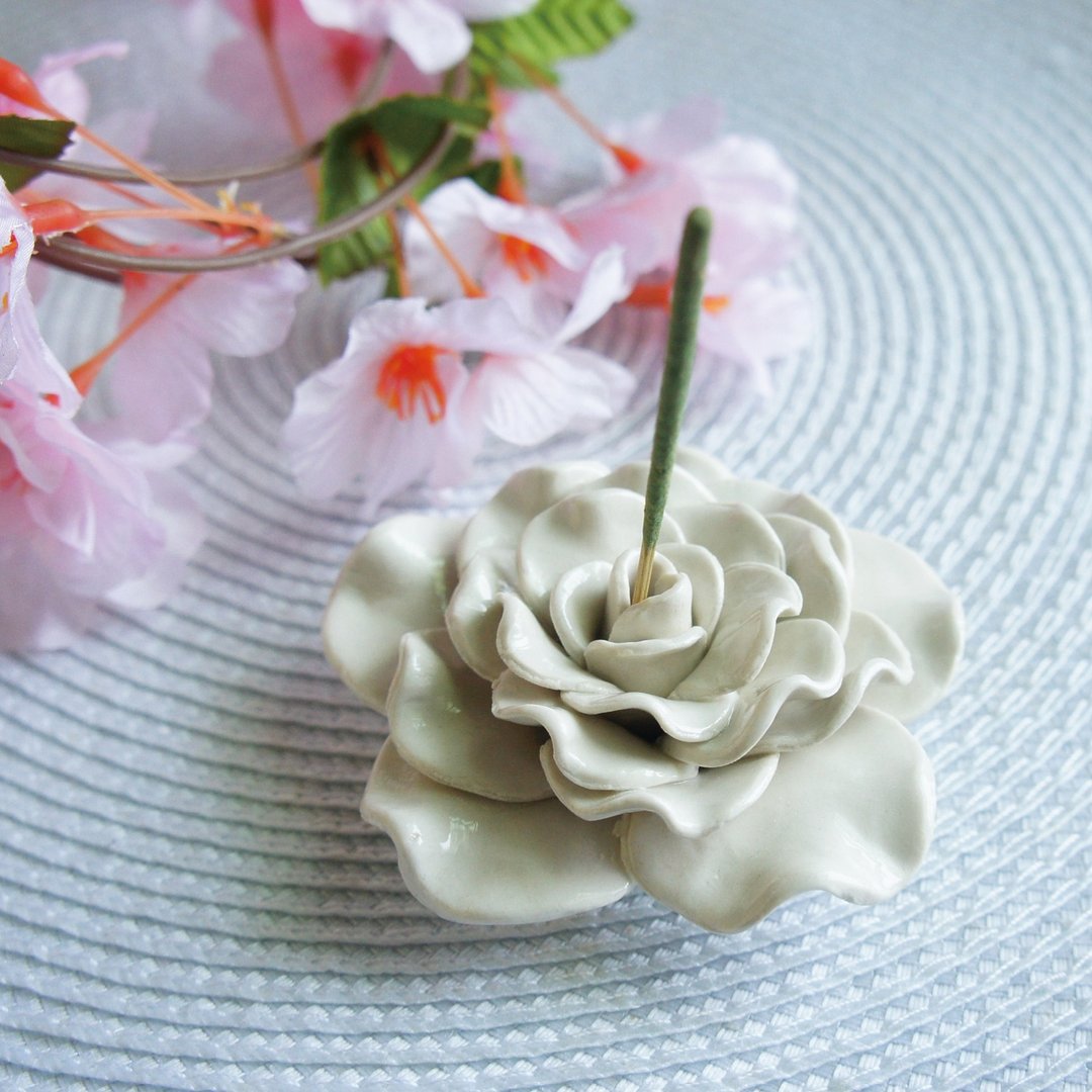 Lovely日本瓷土【绽放花朵玫瑰线香座、纸镇、米白】一朵花款 - 香薰/精油/线香 - 瓷 白色
