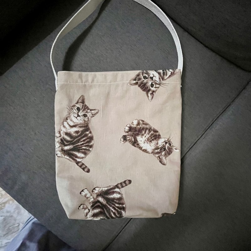 可爱猫咪手提轻便包 - 手提包/手提袋 - 棉．麻 卡其色