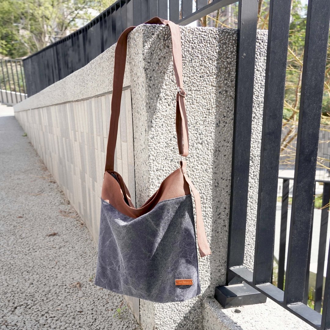 文青质感随性双色帆布 LAZY 包 #39 水洗蓝 - 侧背包/斜挎包 - 棉 蓝色