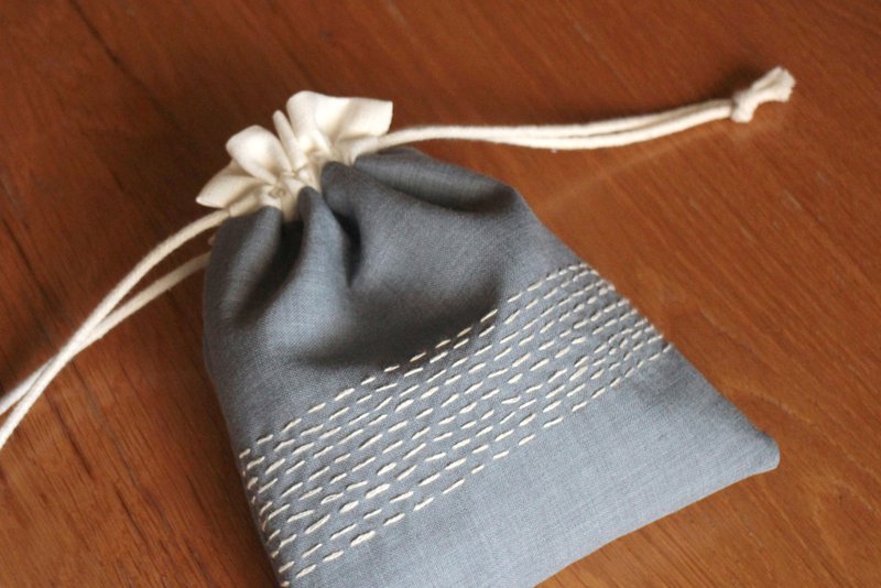 手工刺绣束口袋 万用包 /  川 - 化妆包/杂物包 - 棉．麻 蓝色