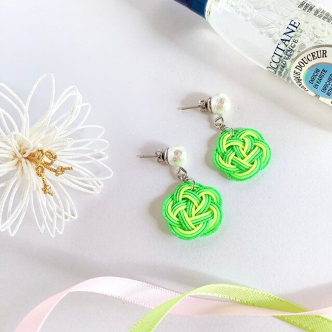 Earrings [Lime Soda] Mizuhiki Flowers and Cotton Pearls Fluorescent Green Lemon Yurayura - 耳环/耳夹 - 其他材质 绿色