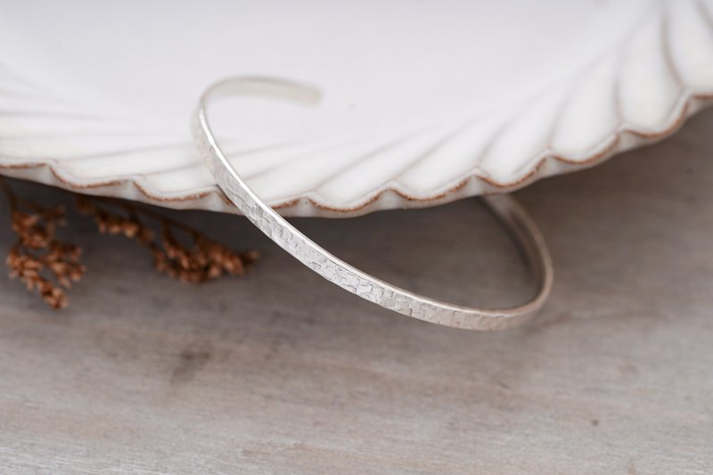 ni.kou 纯银 / 黄铜 不规则 纹路 开口 手环 - 手链/手环 - 其他金属 