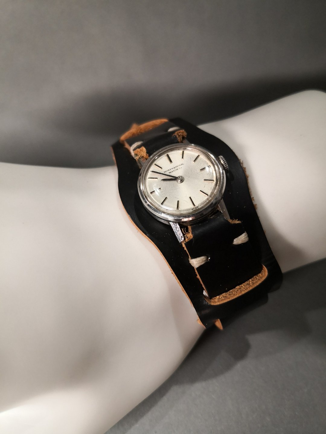 IWC万国表 1960s 自动上链女表/手工表带/黑色表带 - 女表 - 其他材质 黑色