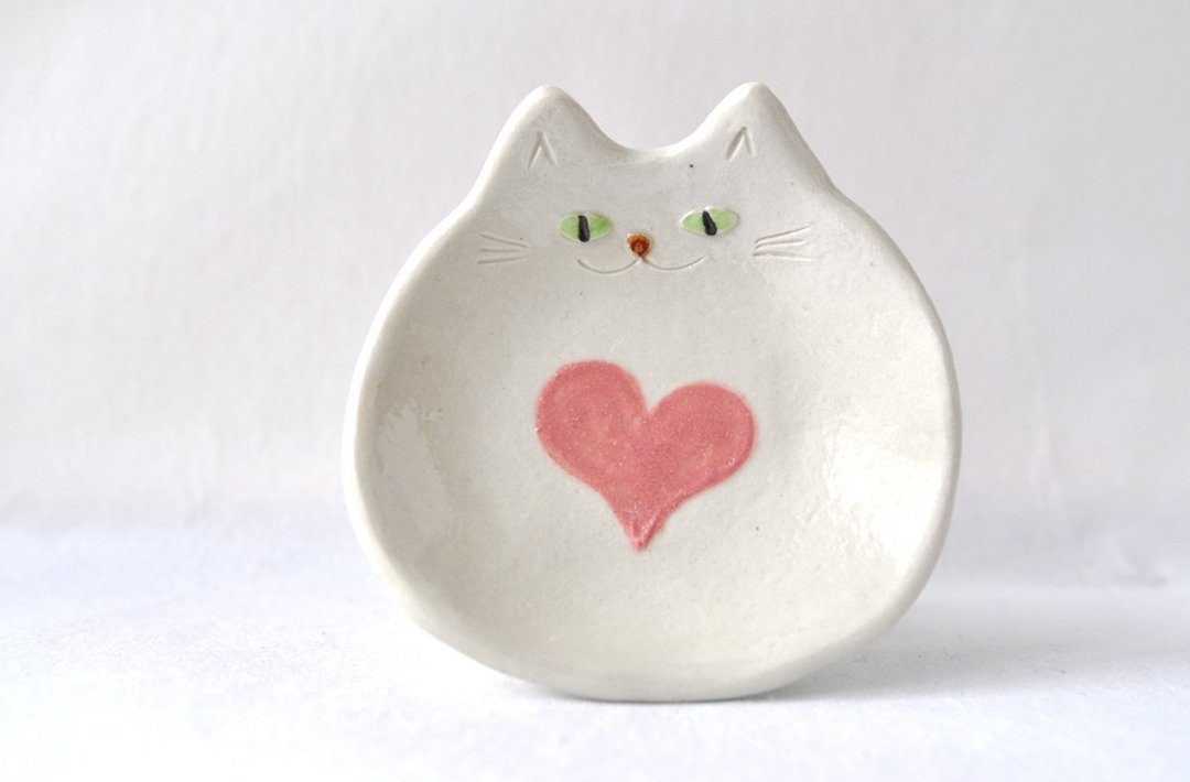 Small plate of a cat that designed pink-heart - 浅碟/小碟子 - 陶 粉红色