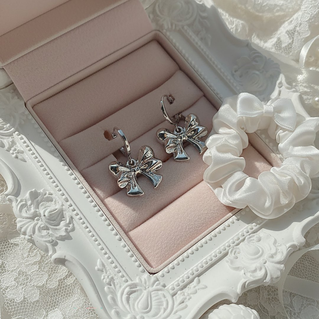 (Hearts2Hearts Ana 耳环) 甜美缎带单圈耳环 - 银色 - 耳环/耳夹 - 其他金属 银色
