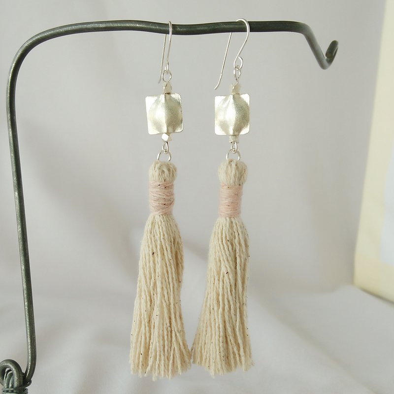 Karen Silver & Tassel Earrings / Natural White / Cotton - 耳环/耳夹 - 银 白色