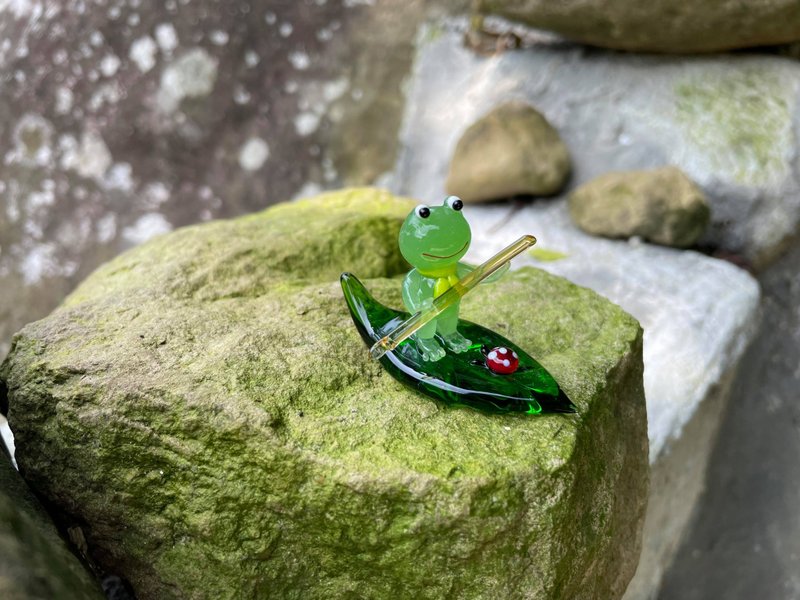 水晶玻璃 可爱青蛙 划叶子 - 摆饰 - 玻璃 