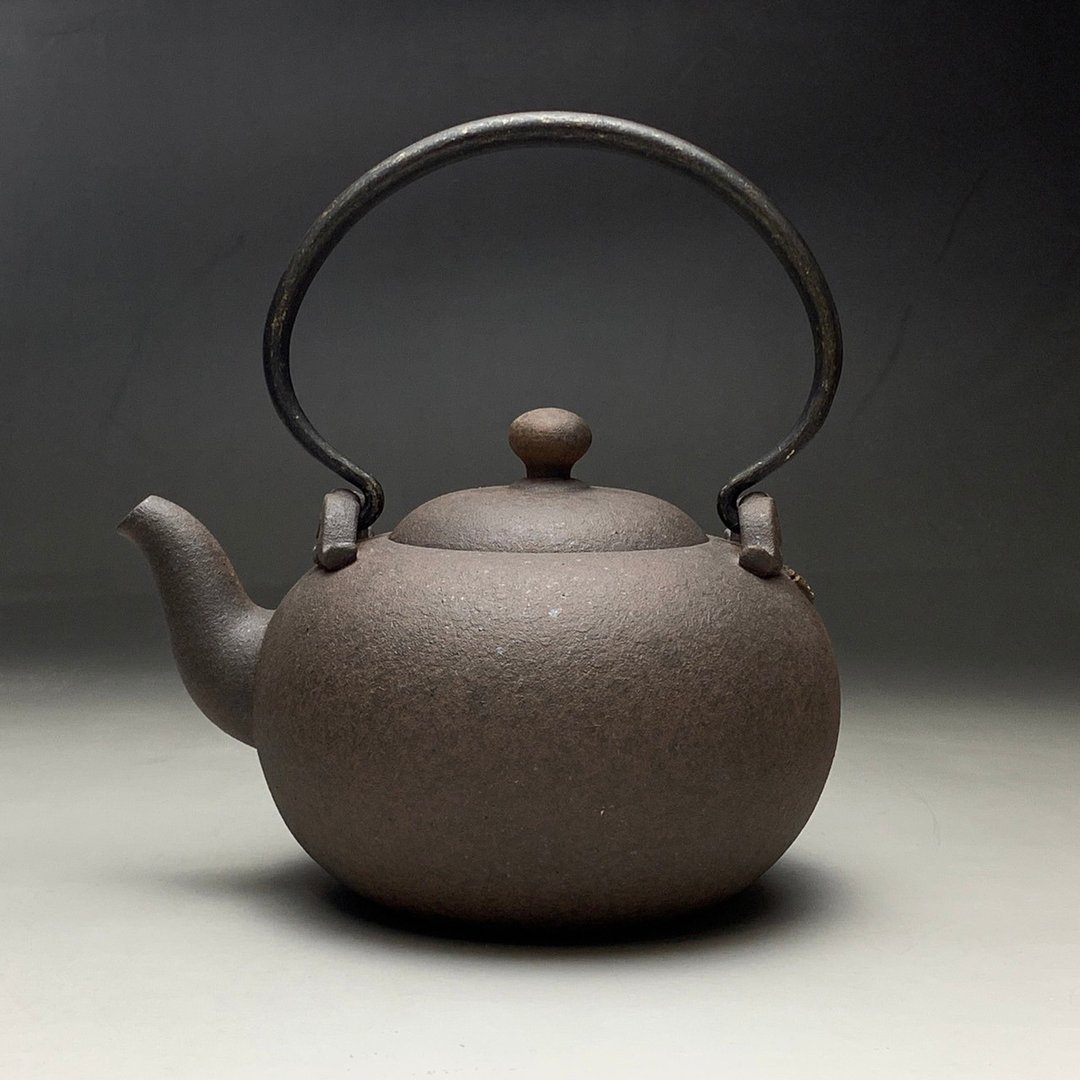 台湾良时美器【岩矿】圆润墨泥提梁壶600 - 茶具/茶杯 - 陶 咖啡色