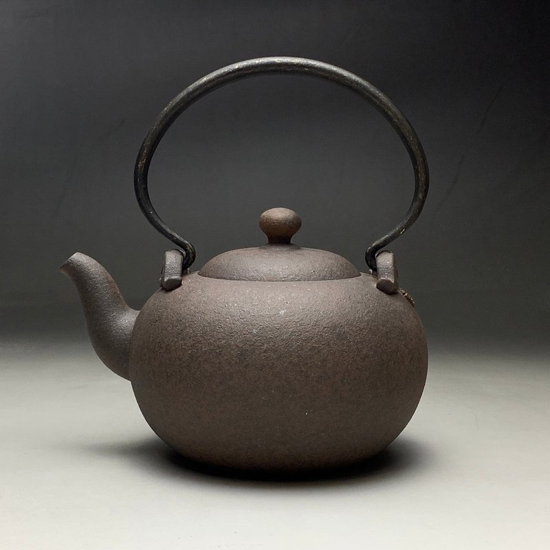 台湾良时美器【岩矿】圆润墨泥提梁壶600 - 茶具/茶杯 - 陶 咖啡色