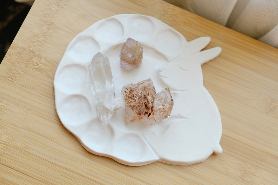 【圣诞礼物】静谧晚安白兔收纳瓷盘/饰品摆拍与分格小皿饰品盘 - 摆饰 - 陶 白色