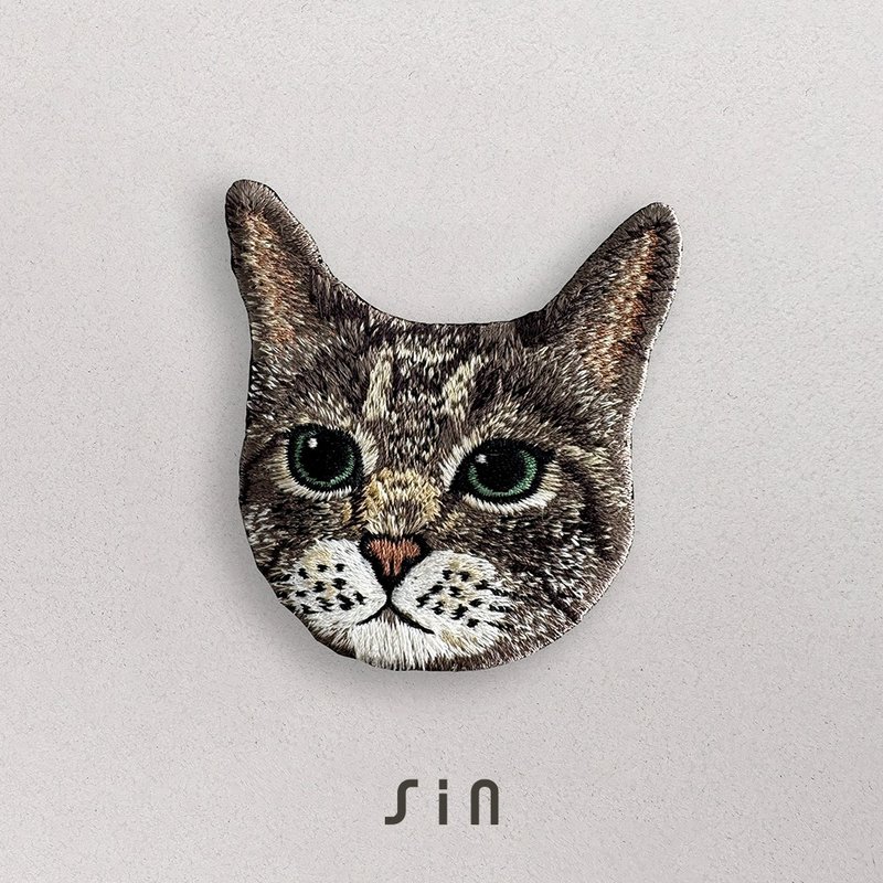 单卡大头猫-刺绣贴纸-绿眼白底虎斑猫(A0014) - 贴纸 - 绣线 红色