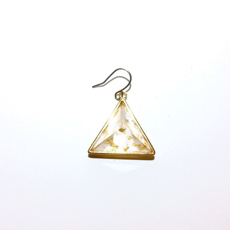 PRISM piercing earring for one ear  gold leaf - 耳环/耳夹 - 树脂 金色