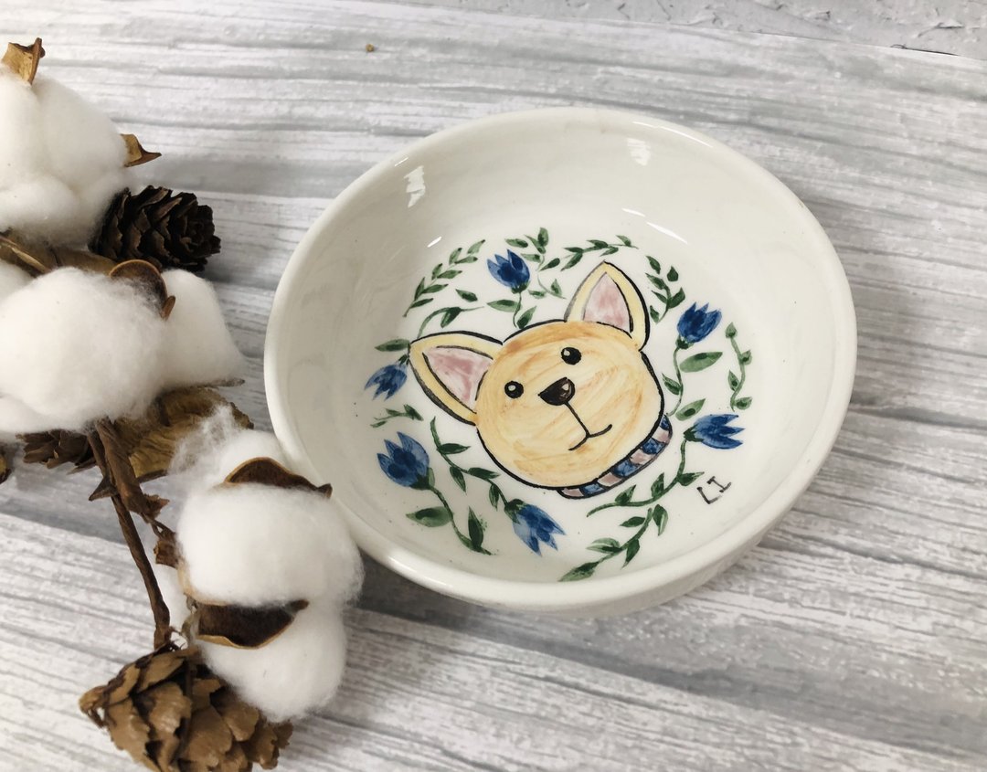 蓝碎花款 狗狗 纯手工绘制圆盘 陶瓷肥皂盒  点心盘 毛小孩装饰品 - 餐桌/书桌 - 瓷 白色
