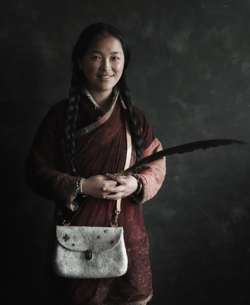 手工毛毡侧背包・白色 - 侧背包/斜挎包 - 羊毛 白色