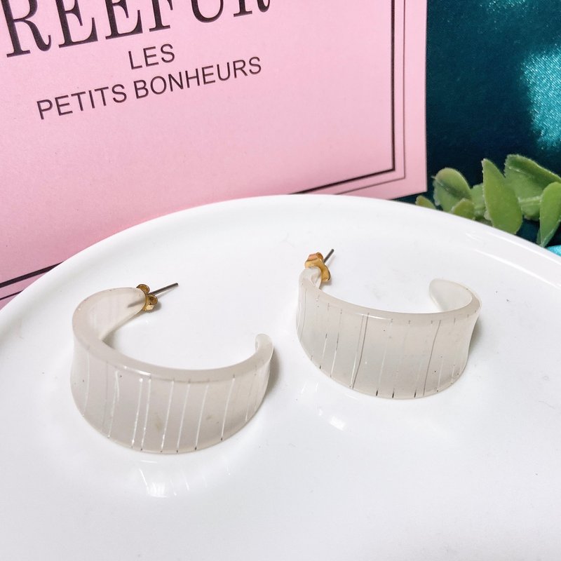 【西洋古董饰品】轻盈透白色 横条纹设计 大欧美款 耳针 耳环 - 耳环/耳夹 - 贵金属 银色