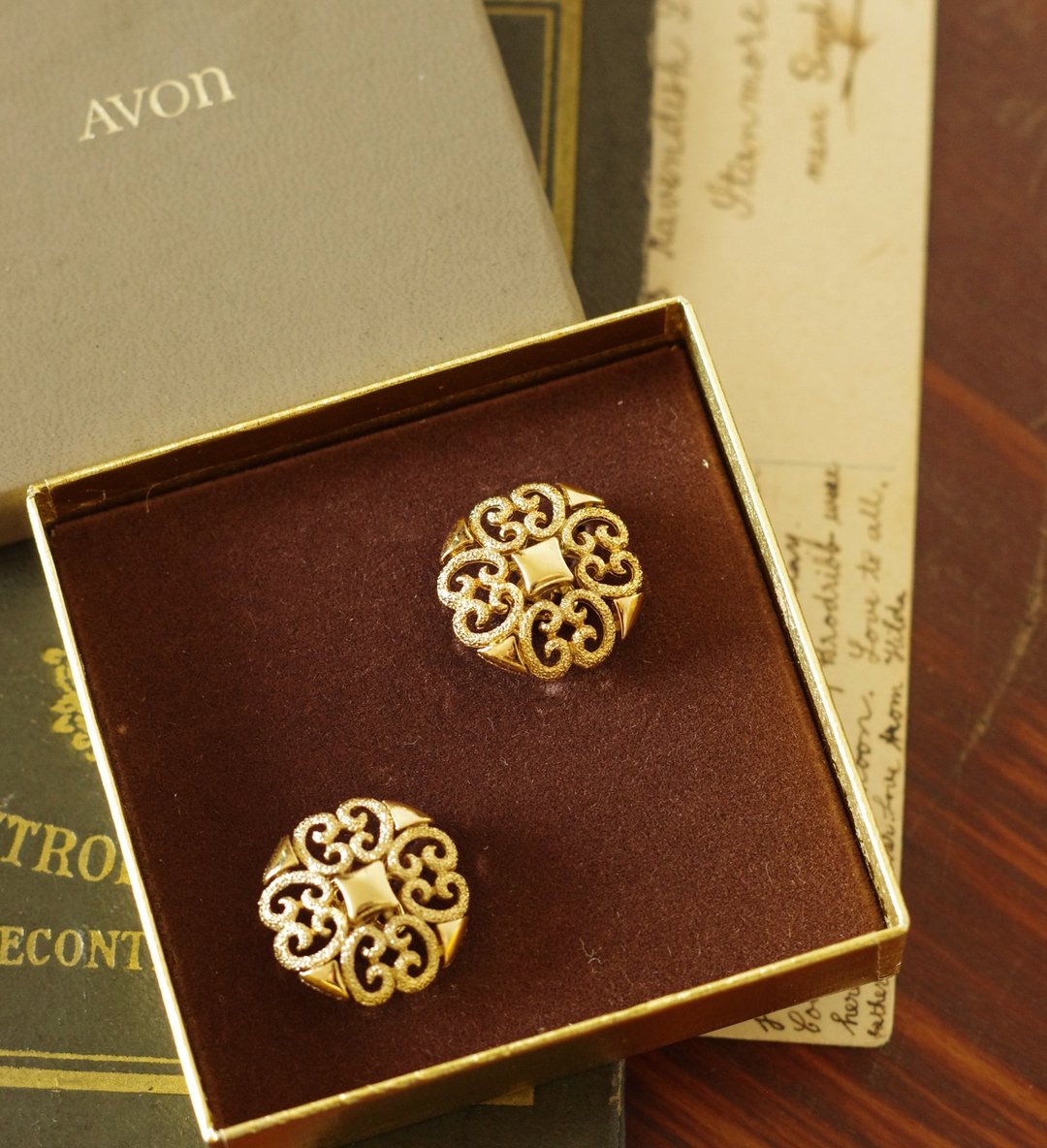 -古董Avon 古董古典金色蕾丝雕花夹式耳环 原装盒 C924 - 耳环/耳夹 - 其他金属 金色