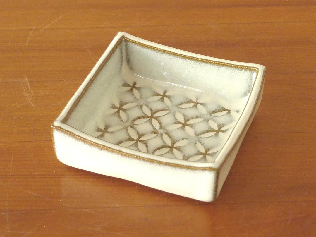 Cloisonne crest beans angle bowl (white) - 浅碟/小碟子 - 陶 白色