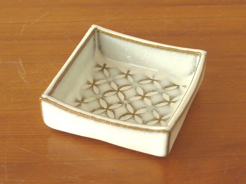 Cloisonne crest beans angle bowl (white) - 浅碟/小碟子 - 陶 白色