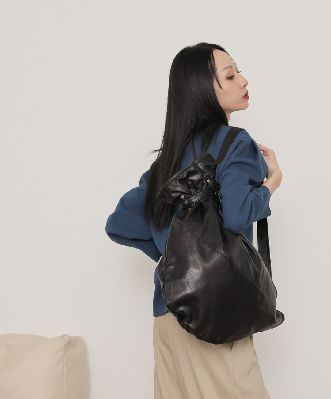 supportingrole 轻量羊皮皮带扣束口肩侧背水桶包 黑 - 束口袋双肩包 - 真皮 黑色