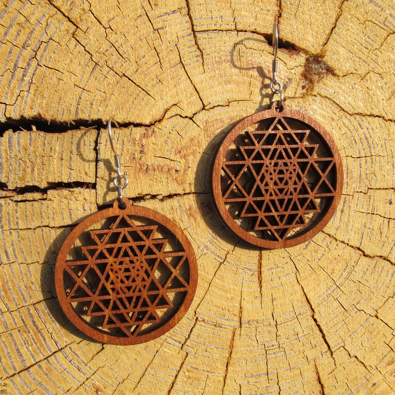 Sri Yantra wooden earrings 40mm - 耳环/耳夹 - 木头 咖啡色