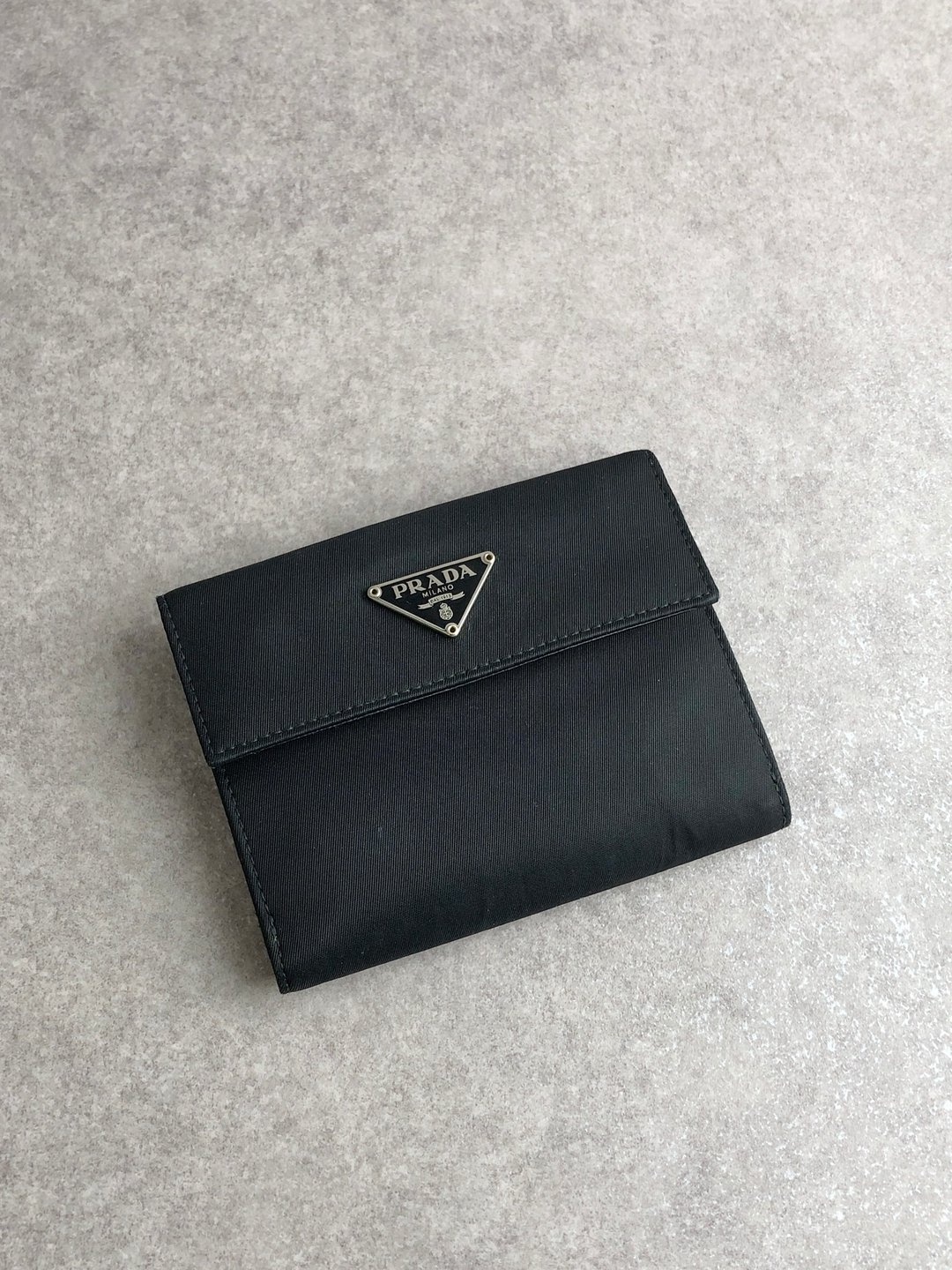 【日本直送 名牌中古包】PRADA 普拉达 黑色 经典三角形 Logo 尼龙 双折式钱包 vintage 古着 绝版 5se6i2 - 皮夹/钱包 - 尼龙 黑色
