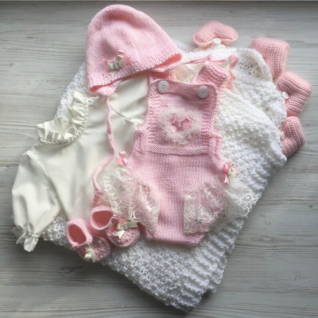 Pink knit romper, hat booties, blouse and white blanket with four pink hearts. - 包屁衣/连体衣 - 其他材质 粉红色