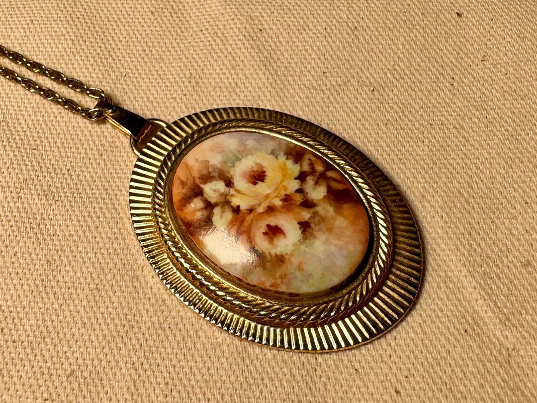 60–70 年代 欧洲花卉瓷片吊坠项链 Porcelain Floral Pendant - 项链 - 陶 金色
