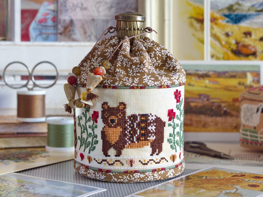 Handmade Round box, pouch, purse with cross stitched Bear - 其他 - 环保材料 咖啡色