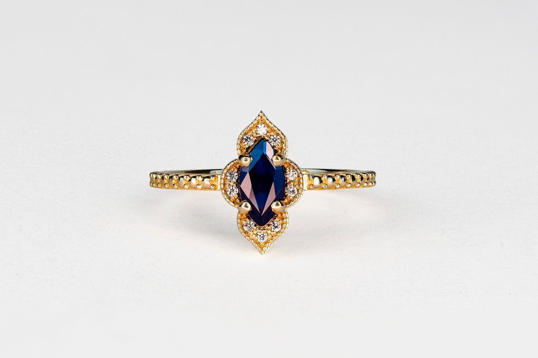 Gold ring with sapphire and diamonds - 戒指 - 贵金属 金色