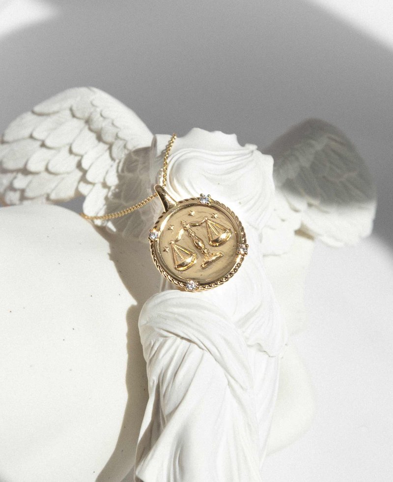 天秤座金徽章吊坠项链 | Sachelle Collective - 项链 - 贵金属 金色