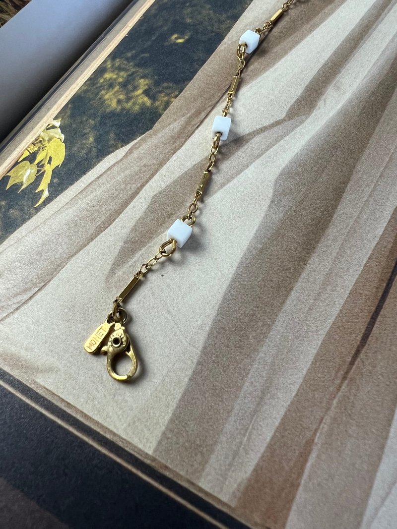 Vintage White Square Bead Gold Bracelet - 手链/手环 - 贵金属 金色
