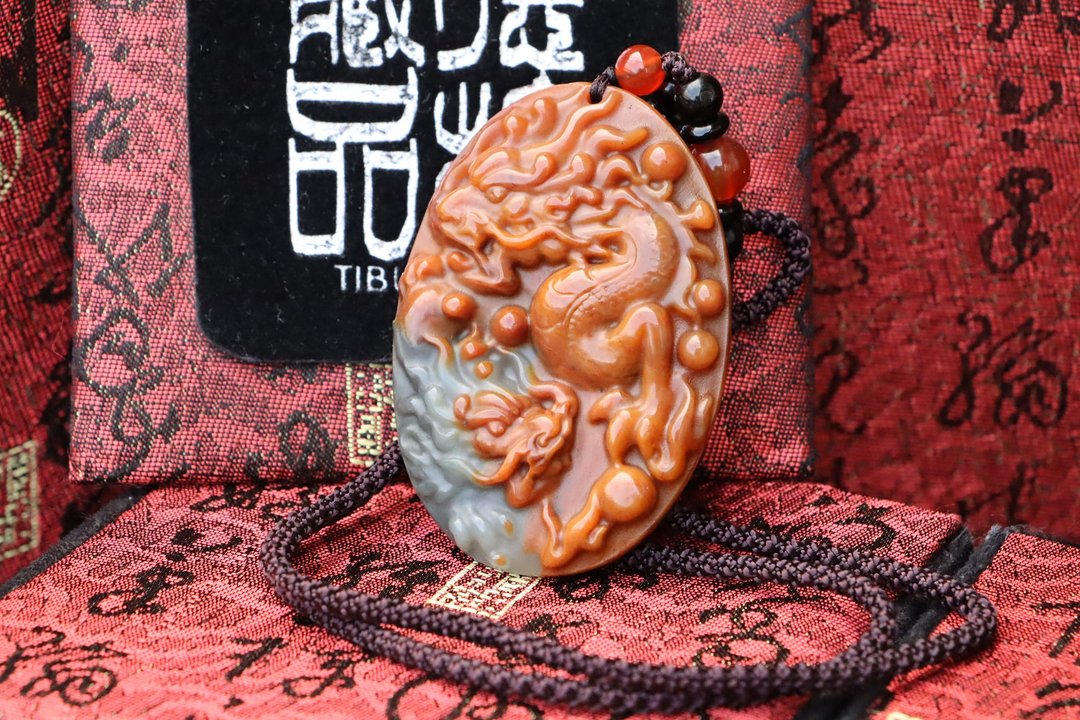 黄龙玉雕刻件 双龙戏珠 吉祥雕刻 42.6mm x 9.6mm 云南黄蜡石吊坠 - 项链 - 玉石 