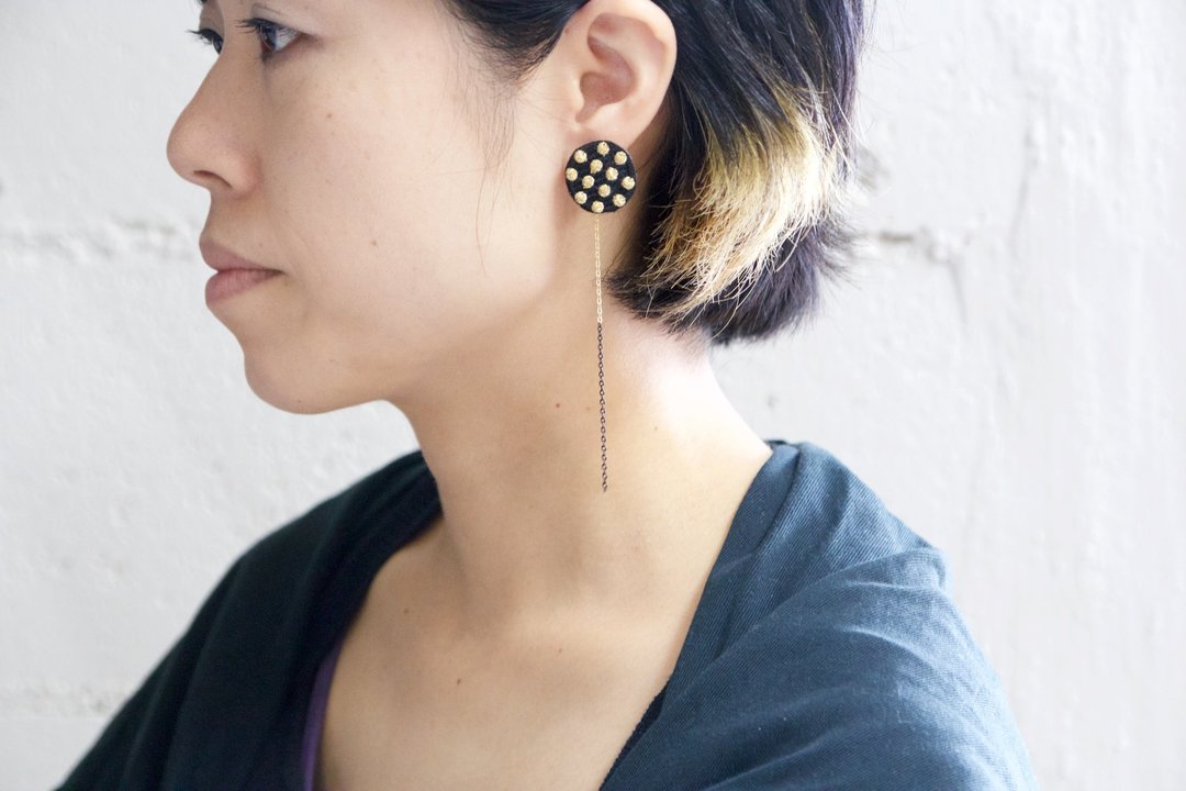 Dot earrings - 耳环/耳夹 - 绣线 黑色