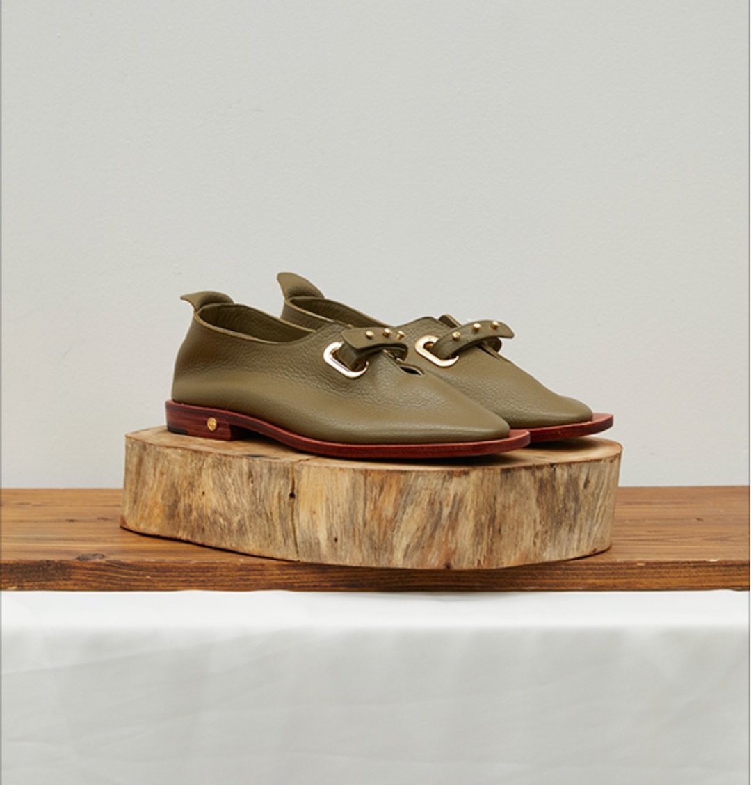 2.1 THE VOYAGE FLAT / OLIVE - 女款休闲鞋 - 真皮 卡其色