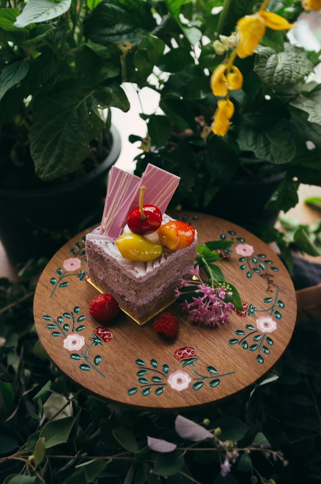 Strawberry Party Teak Plate (Pink and Red) - 浅碟/小碟子 - 木头 咖啡色